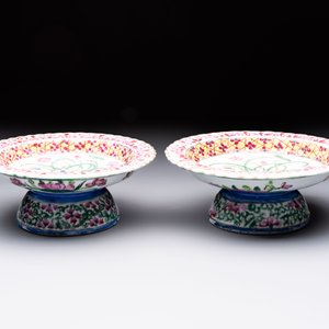 A pair of Chinese famille rose 'mandarin ducks in a lotus pond' Bencharong  tazzas for the Thai market, 19th C. — foto 2