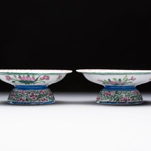 A pair of Chinese famille rose 'mandarin ducks in a lotus pond' Bencharong  tazzas for the Thai market, 19th C. — foto 3