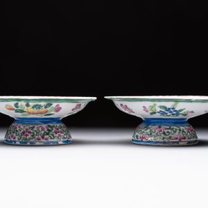 A pair of Chinese famille rose 'mandarin ducks in a lotus pond' Bencharong  tazzas for the Thai market, 19th C. — foto 6