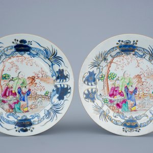 A pair of Chinese famille rose mandarin plates, Qianlong, 18th C. — 照片 1