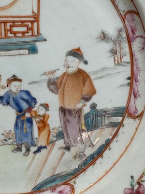 A pair of Chinese famille rose 'mandarin subject' plates, Qianlong — 照片 4