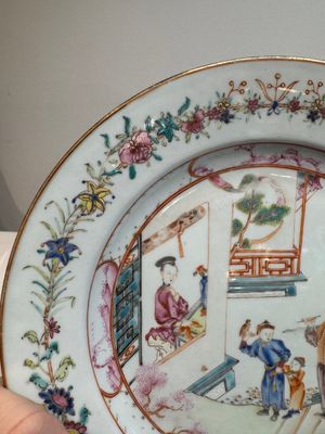 A pair of Chinese famille rose 'mandarin subject' plates, Qianlong — 照片 5