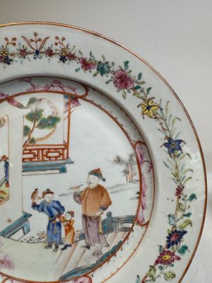 A pair of Chinese famille rose 'mandarin subject' plates, Qianlong — 照片 6