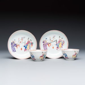 A pair of Chinese famille rose Mandarin subject tea bowls and saucers — 照片 1