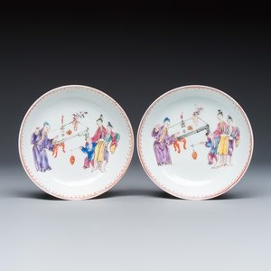 A pair of Chinese famille rose Mandarin subject tea bowls and saucers — 照片 2