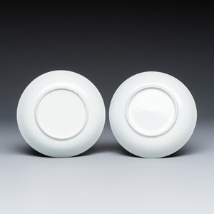 A pair of Chinese famille rose Mandarin subject tea bowls and saucers — 照片 3