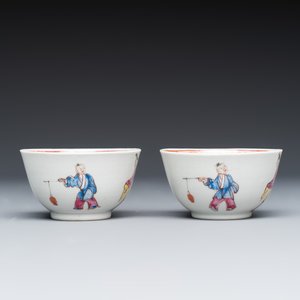 A pair of Chinese famille rose Mandarin subject tea bowls and saucers — 照片 4
