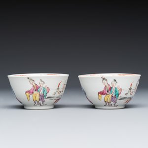 A pair of Chinese famille rose Mandarin subject tea bowls and saucers — 照片 5