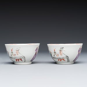 A pair of Chinese famille rose Mandarin subject tea bowls and saucers — 照片 6