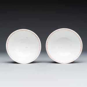 A pair of Chinese famille rose Mandarin subject tea bowls and saucers — 照片 8