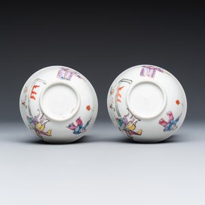 A pair of Chinese famille rose Mandarin subject tea bowls and saucers — 照片 9