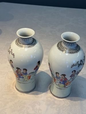 A pair of Chinese famille rose 'Meiping' vases with elegant beauties in a garden, Qianlong mark, 20th C. — photo 1