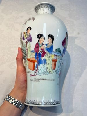 A pair of Chinese famille rose 'Meiping' vases with elegant beauties in a garden, Qianlong mark, 20th C. — photo 14