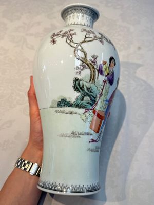 A pair of Chinese famille rose 'Meiping' vases with elegant beauties in a garden, Qianlong mark, 20th C. — photo 15