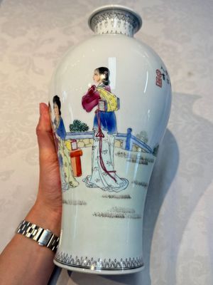 A pair of Chinese famille rose 'Meiping' vases with elegant beauties in a garden, Qianlong mark, 20th C. — photo 17