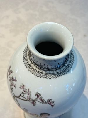 A pair of Chinese famille rose 'Meiping' vases with elegant beauties in a garden, Qianlong mark, 20th C. — photo 19