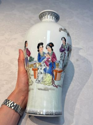 A pair of Chinese famille rose 'Meiping' vases with elegant beauties in a garden, Qianlong mark, 20th C. — photo 2