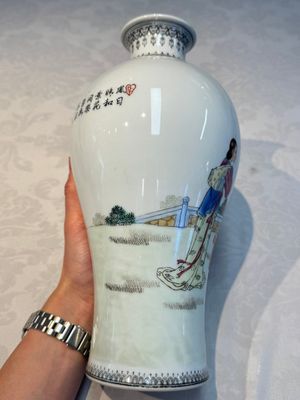 A pair of Chinese famille rose 'Meiping' vases with elegant beauties in a garden, Qianlong mark, 20th C. — photo 3