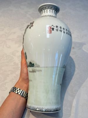 A pair of Chinese famille rose 'Meiping' vases with elegant beauties in a garden, Qianlong mark, 20th C. — photo 4