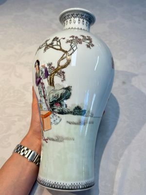 A pair of Chinese famille rose 'Meiping' vases with elegant beauties in a garden, Qianlong mark, 20th C. — photo 5