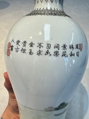 A pair of Chinese famille rose 'Meiping' vases with elegant beauties in a garden, Qianlong mark, 20th C. — photo 6