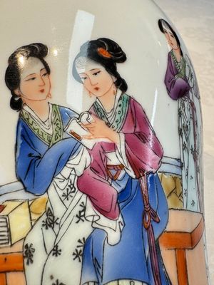 A pair of Chinese famille rose 'Meiping' vases with elegant beauties in a garden, Qianlong mark, 20th C. — photo 7