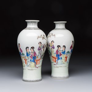 A pair of Chinese famille rose 'Meiping' vases with elegant beauties in a garden, Qianlong mark, 20th C. — photo 1