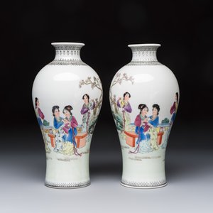 A pair of Chinese famille rose 'Meiping' vases with elegant beauties in a garden, Qianlong mark, 20th C. — photo 2