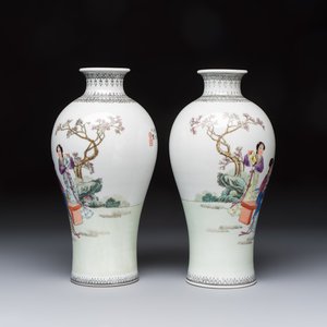 A pair of Chinese famille rose 'Meiping' vases with elegant beauties in a garden, Qianlong mark, 20th C. — photo 3
