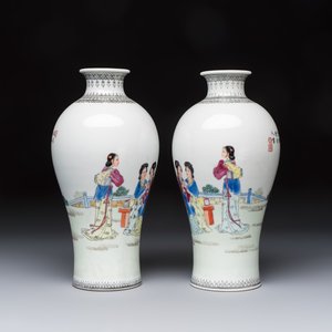 A pair of Chinese famille rose 'Meiping' vases with elegant beauties in a garden, Qianlong mark, 20th C. — photo 5