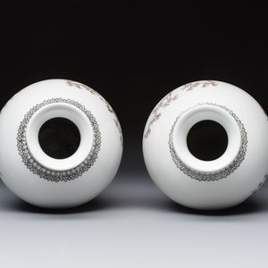 A pair of Chinese famille rose 'Meiping' vases with elegant beauties in a garden, Qianlong mark, 20th C. — photo 6
