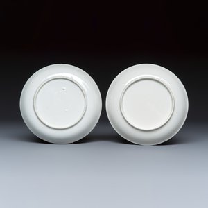 A pair of Chinese famille rose Meissen-style tea bowls and saucers with a harbour scene — 照片 3