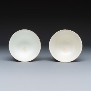 A pair of Chinese famille rose Meissen-style tea bowls and saucers with a harbour scene — 照片 8