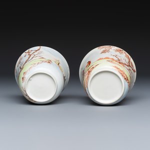 A pair of Chinese famille rose Meissen-style tea bowls and saucers with a harbour scene — 照片 9