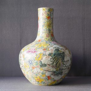 A pair of Chinese famille rose millefleurs bottle vases, Qianlong mark, 19/20th C. — 照片 11