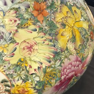 A pair of Chinese famille rose millefleurs bottle vases, Qianlong mark, 19/20th C. — 照片 22