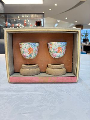 A pair of Chinese famille rose 'millefleurs' cups with a presentation box, Jiaqing mark, Republic — photo 1