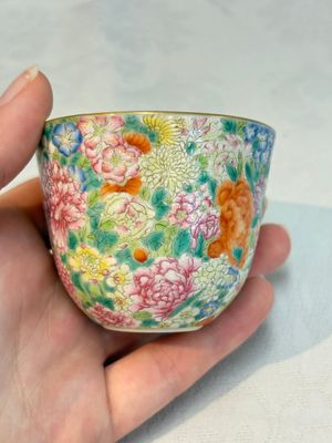 A pair of Chinese famille rose 'millefleurs' cups with a presentation box, Jiaqing mark, Republic — photo 17