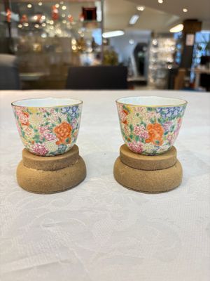 A pair of Chinese famille rose 'millefleurs' cups with a presentation box, Jiaqing mark, Republic — photo 2
