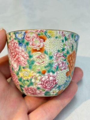 A pair of Chinese famille rose 'millefleurs' cups with a presentation box, Jiaqing mark, Republic — photo 3
