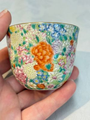 A pair of Chinese famille rose 'millefleurs' cups with a presentation box, Jiaqing mark, Republic — photo 4