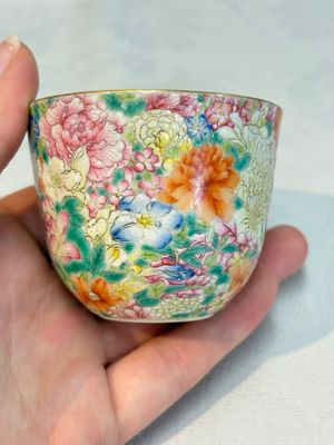 A pair of Chinese famille rose 'millefleurs' cups with a presentation box, Jiaqing mark, Republic — photo 6