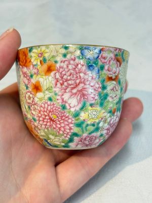 A pair of Chinese famille rose 'millefleurs' cups with a presentation box, Jiaqing mark, Republic — photo 8