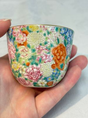 A pair of Chinese famille rose 'millefleurs' cups with a presentation box, Jiaqing mark, Republic — photo 9