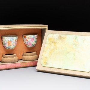 A pair of Chinese famille rose 'millefleurs' cups with a presentation box, Jiaqing mark, Republic — photo 1