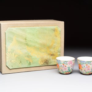 A pair of Chinese famille rose 'millefleurs' cups with a presentation box, Jiaqing mark, Republic — photo 2