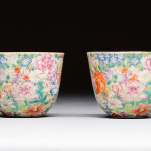 A pair of Chinese famille rose 'millefleurs' cups with a presentation box, Jiaqing mark, Republic — photo 4