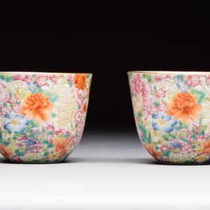 A pair of Chinese famille rose 'millefleurs' cups with a presentation box, Jiaqing mark, Republic — photo 5