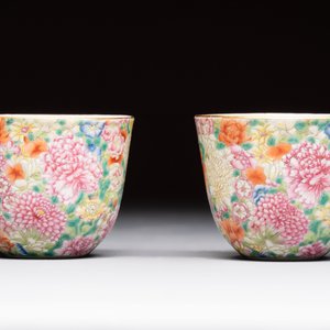 A pair of Chinese famille rose 'millefleurs' cups with a presentation box, Jiaqing mark, Republic — photo 6