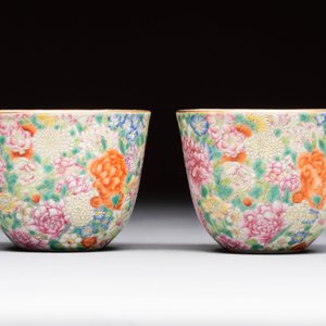 A pair of Chinese famille rose 'millefleurs' cups with a presentation box, Jiaqing mark, Republic — photo 7